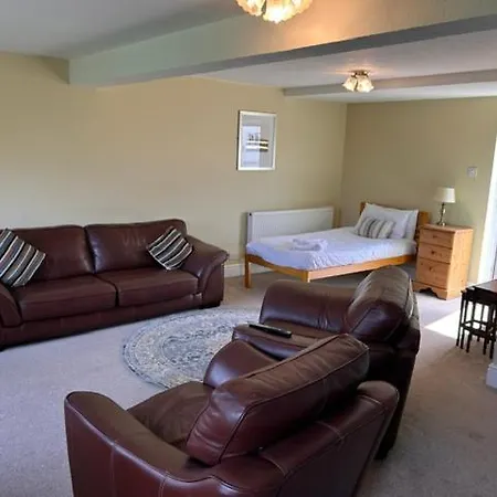 Ganton Greyhound Hotel 3*