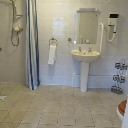 אורחן Ganton Greyhound Hotel
